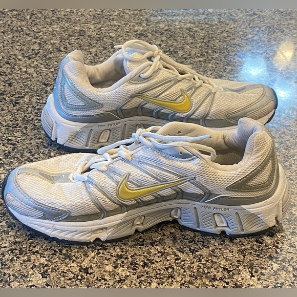 Nike Tennis Shoes - Picture 4 of 6